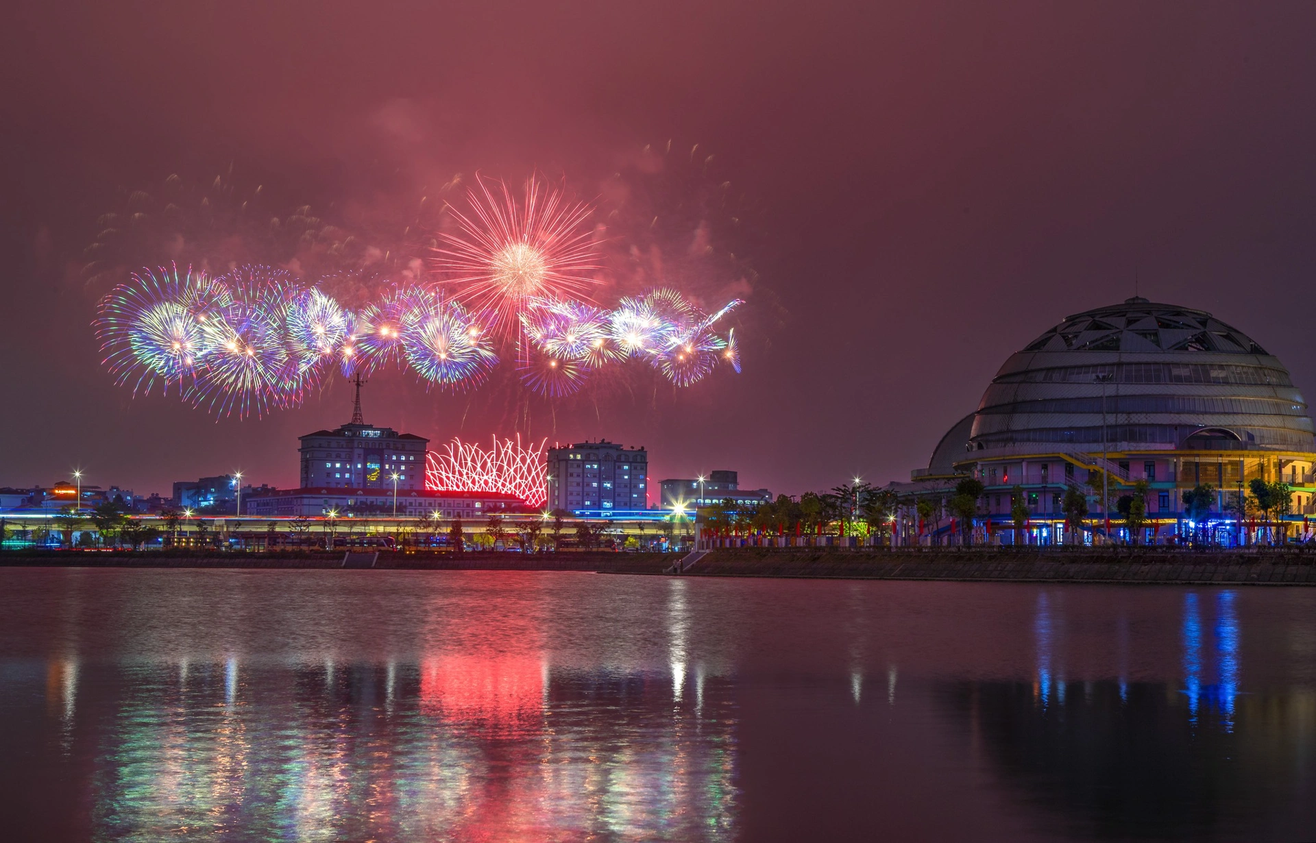 Xem bắn pháo hoa tối 23/1 ở đâu? Chi tiết các tuyến đường bị cấm khi đi xem pháo hoa 1