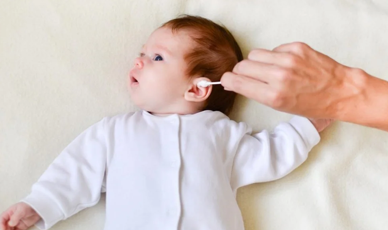 Khi nào nên ngoáy tai cho trẻ sơ sinh?